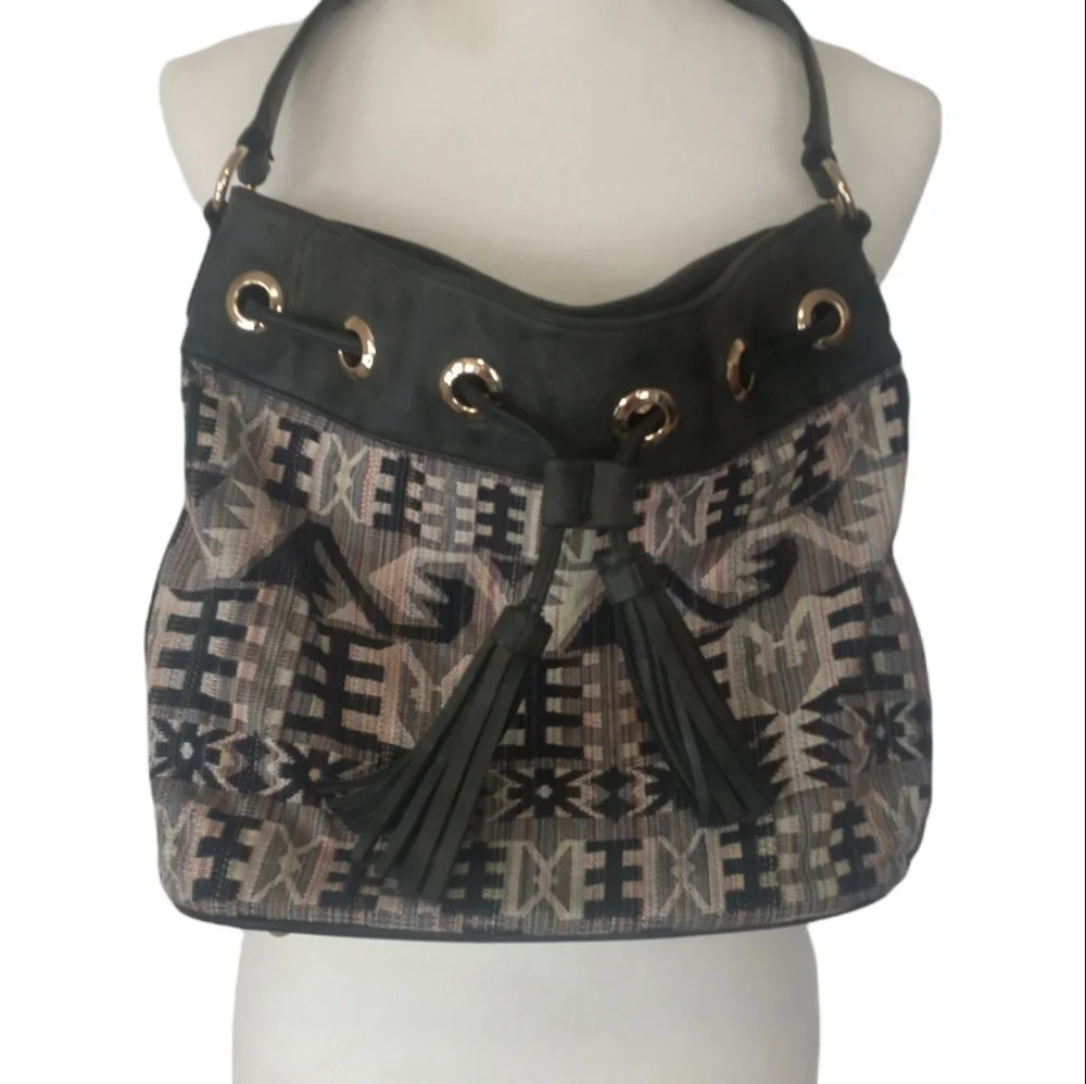 Urban Expressions vegan shoulder bag. Size 12x13
